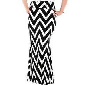 🎈Black/White chevron maxi skirt